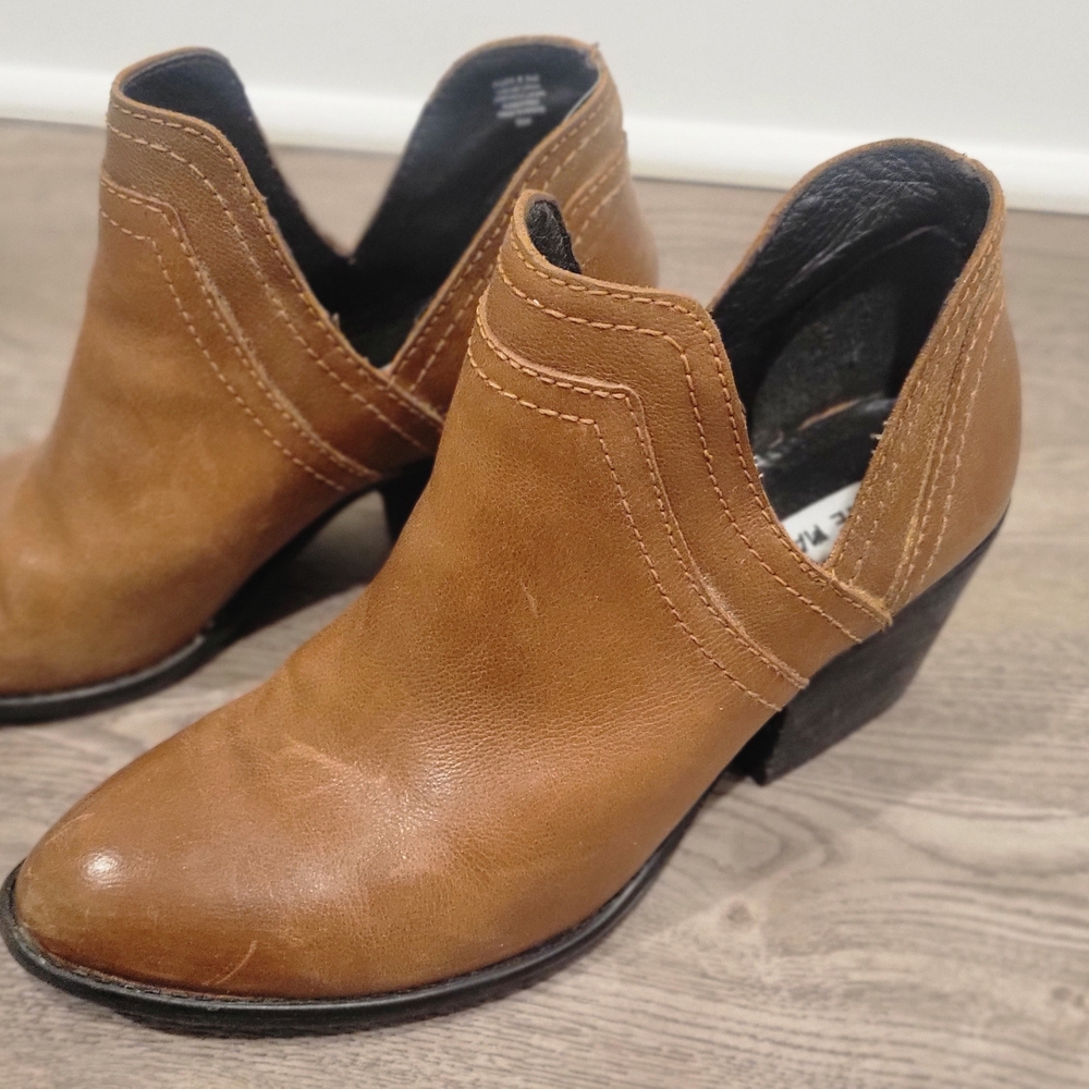 Steve Madden - Aliee Brown Ankle Booties with V-shaped Opening and Medium Heel